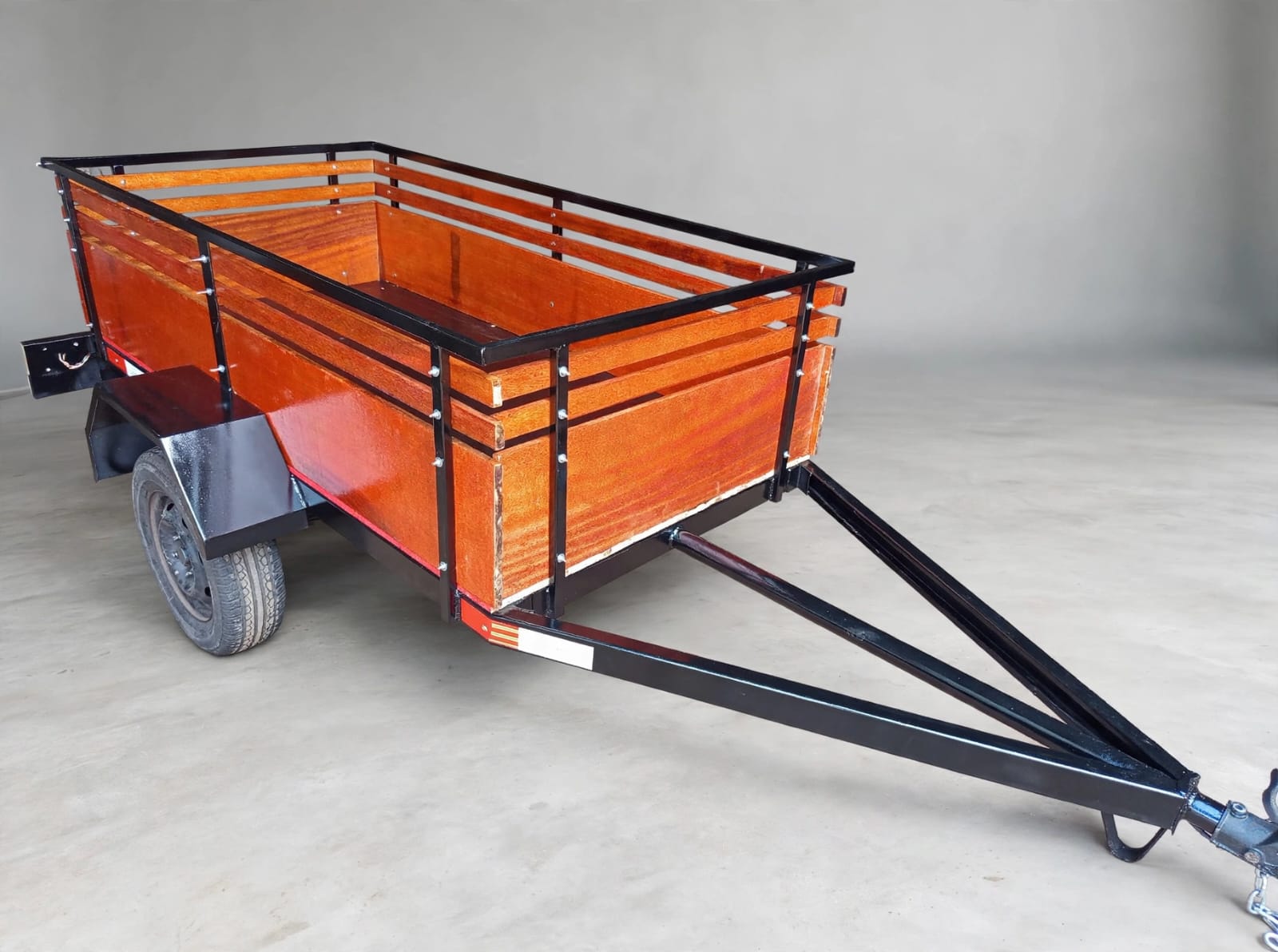 Carretinhas novas enfileiradas em pátio de venda